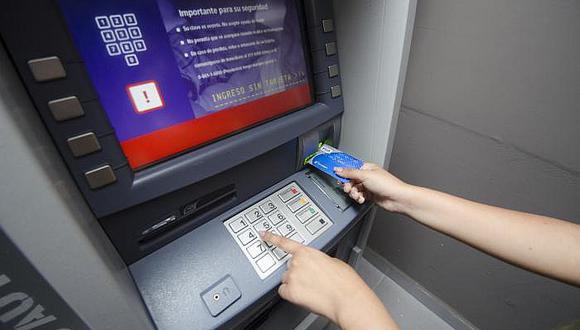 Nueva modalidad de robo en cajeros automáticos: delincuentes colocan reglas de 20cm en dispensadores  