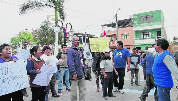 Pobladores marchan en contra de alcalde de Punta de Bombón
