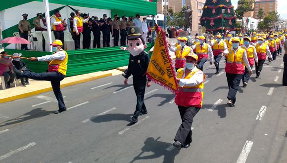 Juntas vecinales de Tacna participaron en aniversario con izamiento y desfile. (Foto: Adrian Apaza)