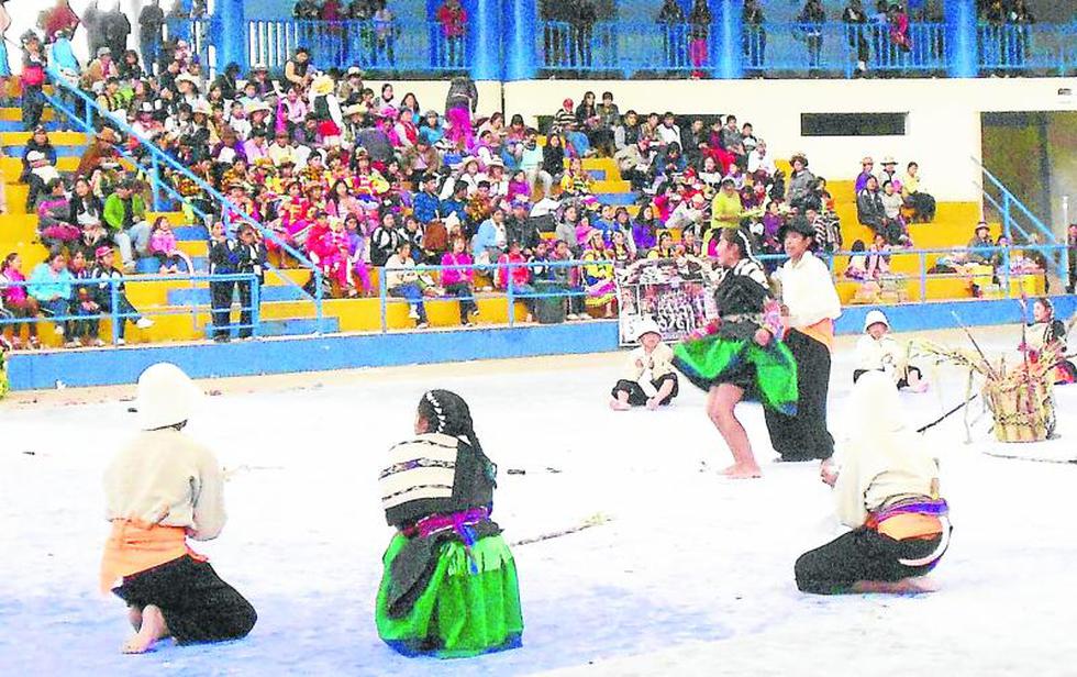 "Panchas" danzaron en alegre festival folklorico