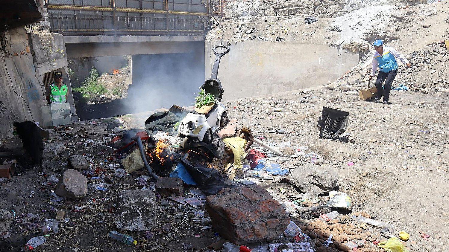 Limpian torrenteras y desalojan indigentes de Miraflores y Mariano Melgar