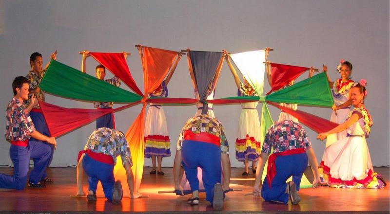 Festival une danzas de India con Colombia, México y Perú