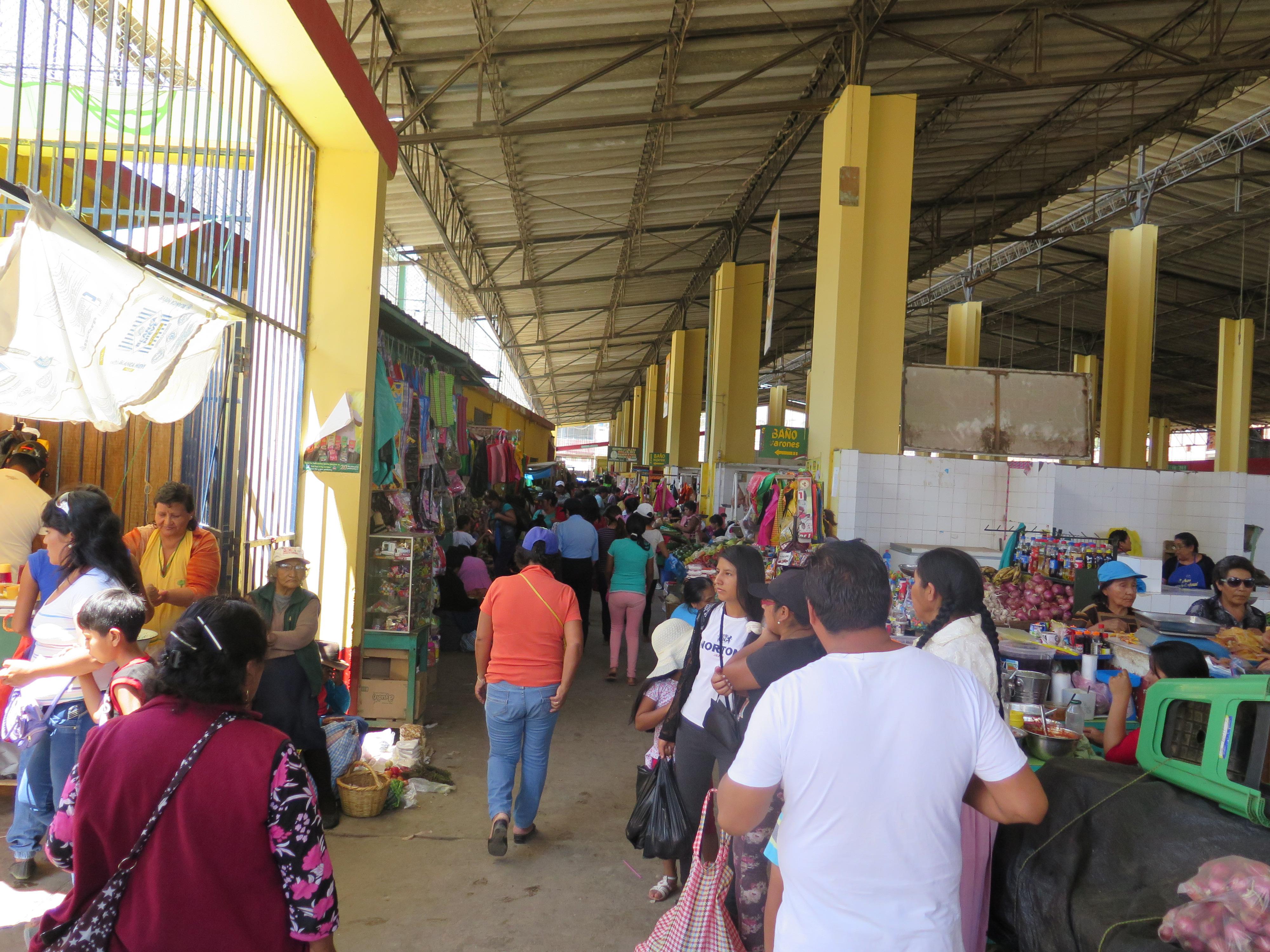 Amarilis: comerciantes molestos con el alza del alquiler de puestos
