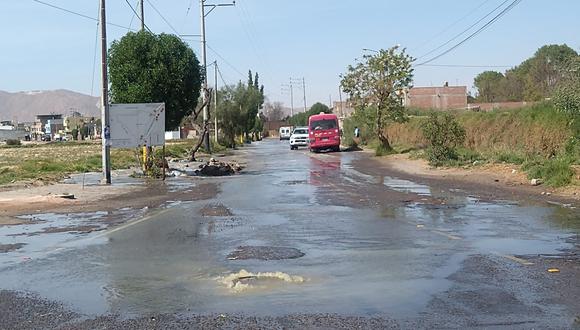 Los conductores se quejaron porque los residuos fecales en el agua se impregnaron en los vehículos. La zona se encuentra intransitable. (Foto: GEC)