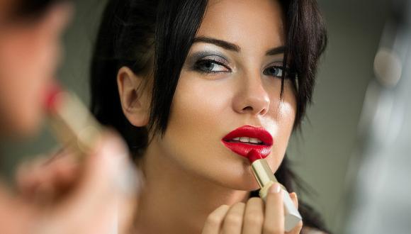 Mujer: El maquillaje como una técnica para tener poder