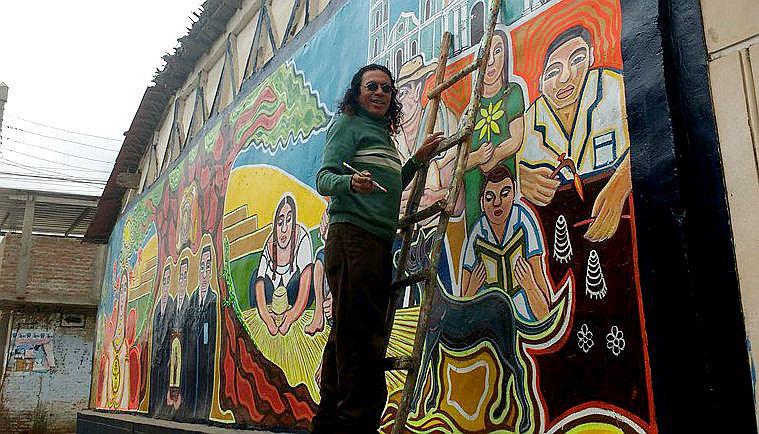 Piura:  Cataquense Lelis Rebolledo decora mural con imágenes de cultura Tallán