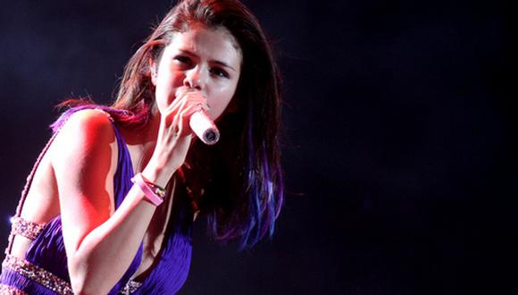 Selena Gómez se cayó en concierto y sufrió fuerte golpe (Video)