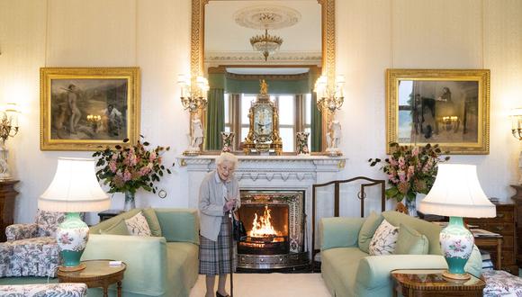 (ARCHIVOS) En esta foto de archivo tomada el 6 de septiembre de 2022, la reina Isabel II de Gran Bretaña espera para reunirse con el nuevo líder del Partido Conservador y el primer ministro electo de Gran Bretaña en el castillo de Balmoral en Ballater, Escocia.  (Foto de Jane Barlow / PISCINA / AFP)