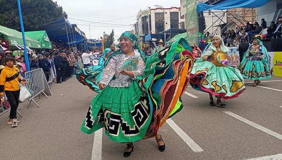 Comparsas de danzas y carros alegóricos se lucen en el corso. Puno. Foto/Difusión.