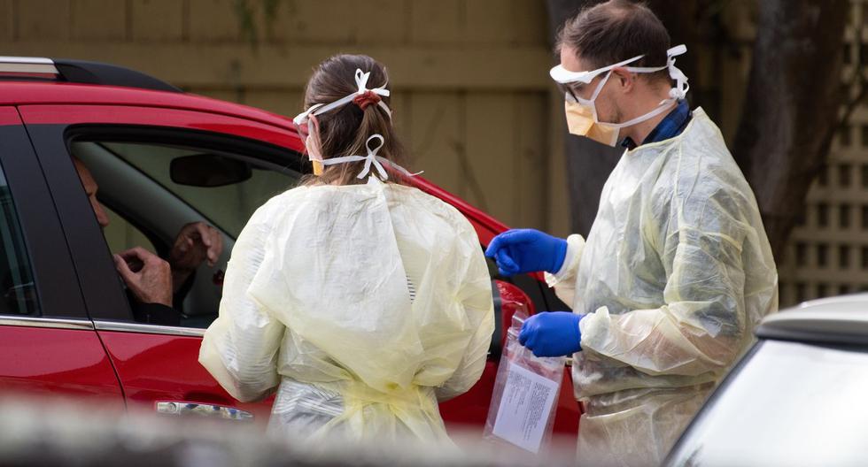 Imagen referencial. El personal de una clínica de coronavirus (COVID-19) realiza una prueba en un hombre dentro de su automóvil en Lower Hutt, cerca de Wellington, el 20 de abril de 2020. (Marty MELVILLE / AFP).