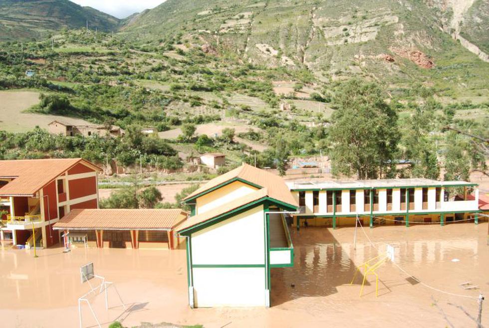 Centros educativos de Izcuchaca se inundan