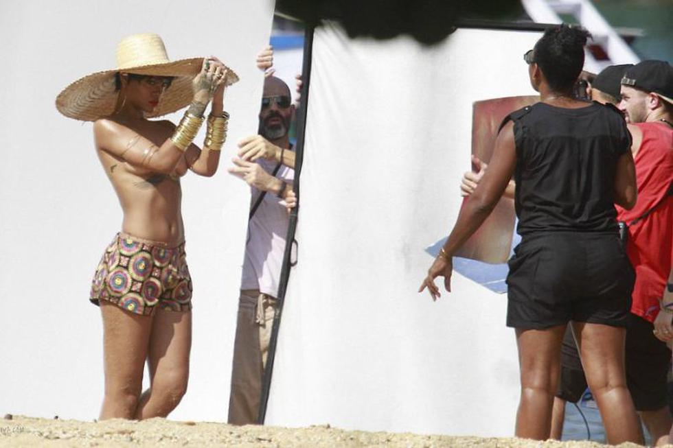 Rihanna posa en Topless para revista Vogue (FOTOS)