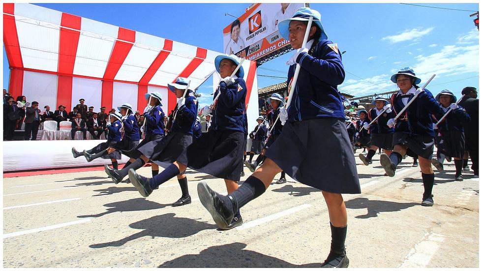 ​Fiebre de selección también llegó a desfile por aniversario de Chilca (FOTOS)