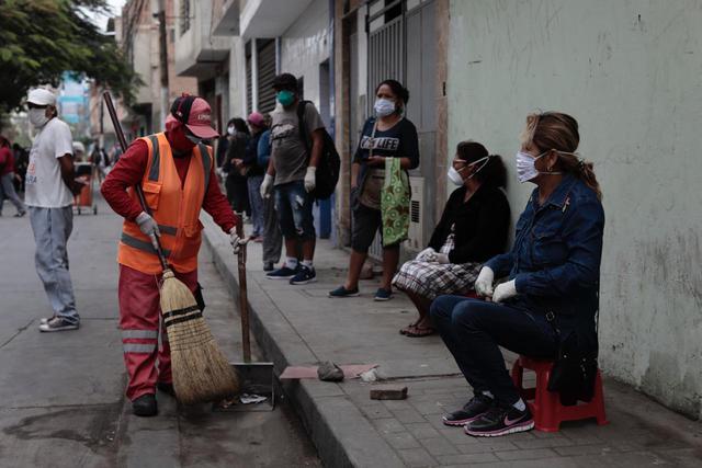Algunos beneficiarios optaron por llevar sus sillas de plástico mientras esperan que avance la fila. (Foto: Ángela Ponce/GEC)