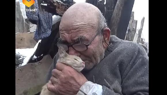 Anciano llora abrazando a su gato y dice que es lo único que le queda tras incendio (VIDEO)