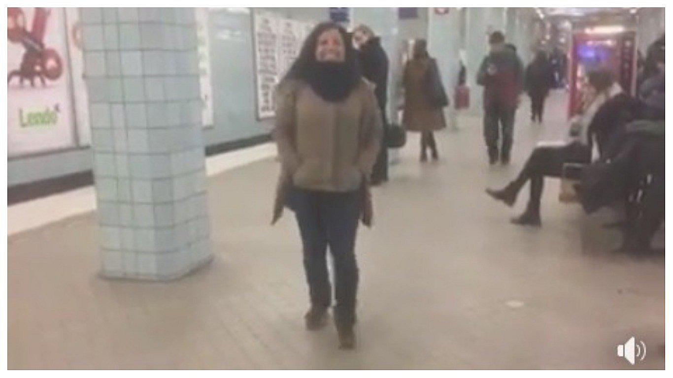 Trujillana sorprende bailando marinera en estación de tren de Estocolmo (VIDEO)