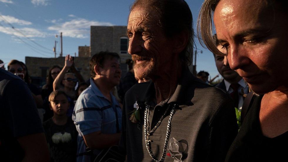 Anciano queda en soledad tras perder a su esposa en tiroreo: "Ella fue mi primer amor"