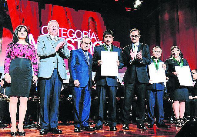 Arequipeño Benjamín Maraza  fue condecorado en Palmas Magisteriales