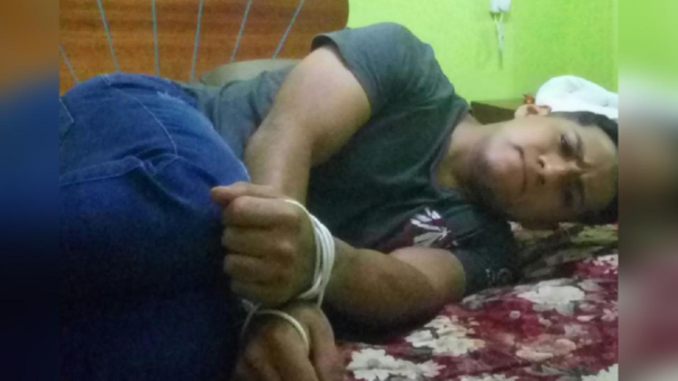 El sujeto usó el temporizador de su celular para tomarse fotografías y enviárselas por WhatsApp a su padre.