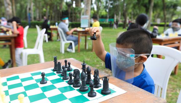 Cursos como el de ajedrez se recomienda usar protector facial para evitar posibles contagios de COVID-19. (Foto: MML)