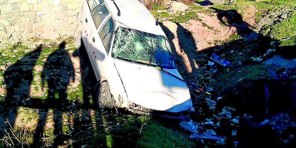 Por evitar matar a un perro conductor despistó su auto y dejó 3 heridos