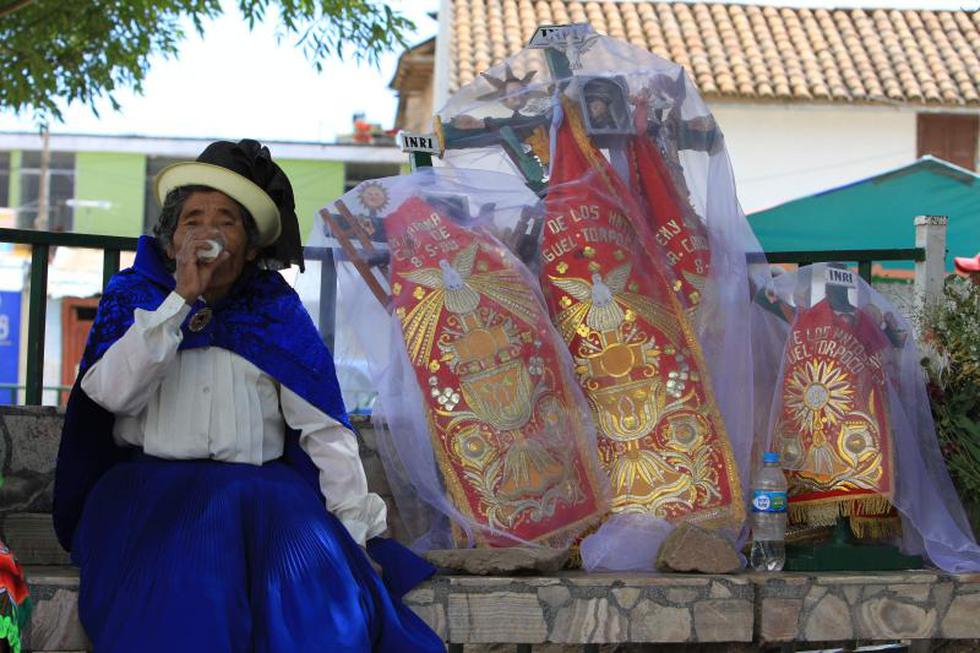 Celebran fiesta de cruces con chonguinada en barrio La Libertad (FOTOS)