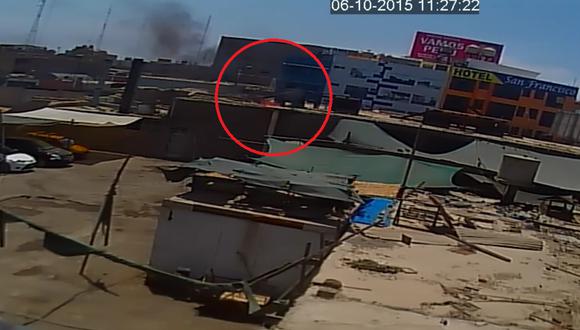 Ica: Sujeto prende fuego a techo de pollería (VIDEO)