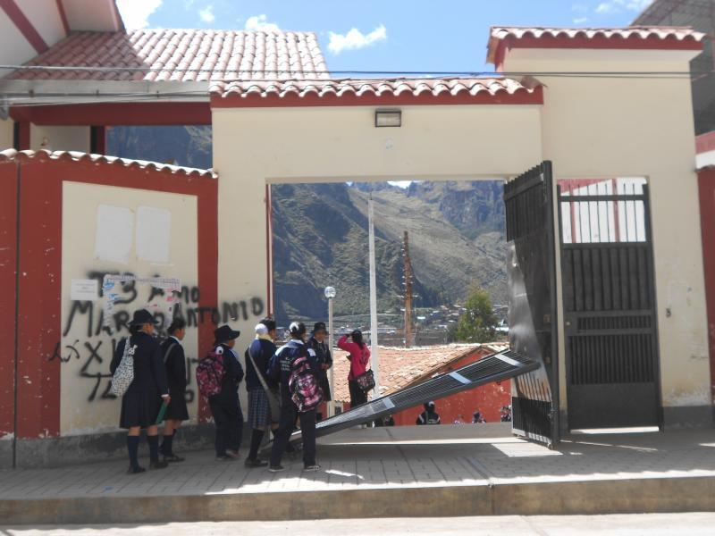 Portón de colegio casi ocasiona tragedia en simulacro 
