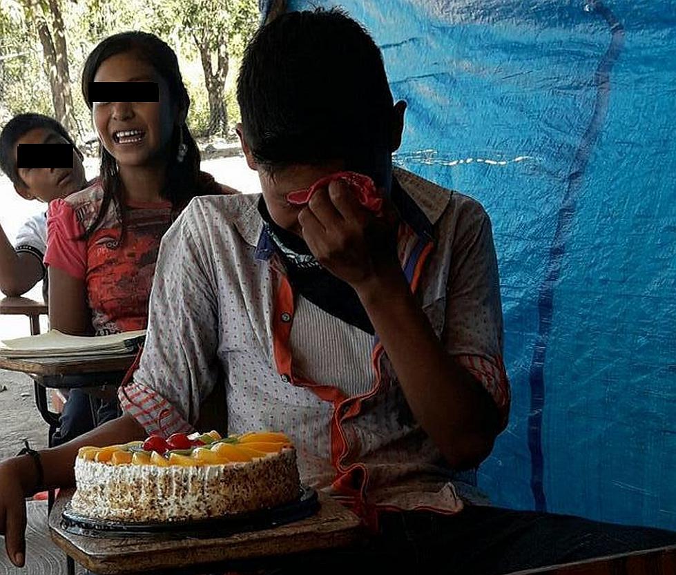 México: Niño llora tras recibir una torta de cumpleaños por primera vez