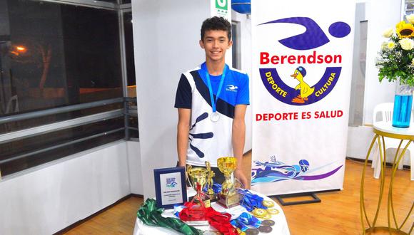 Academia Berendson reconoció al nadador Carlos Díaz Lecca, medallista en la Copa Regatas 2023.