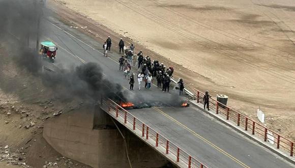 Mineros artesanales bloquearon la carretera, agentes tuvieron que usar perdigones y bombas lacrimógenas. (FOTO: Difusión)