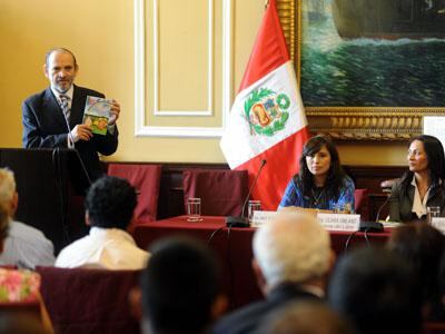 Yehude presenta libro "Tomasa en el país de las apariencias"