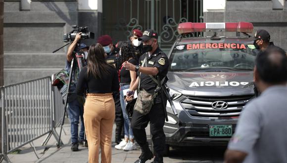 Los periodistas han tenido dificultades para realizar su trabajo en los exteriores de Palacio de Gobierno en los últimos días. (Foto: Renzo Salazar/Facebook)