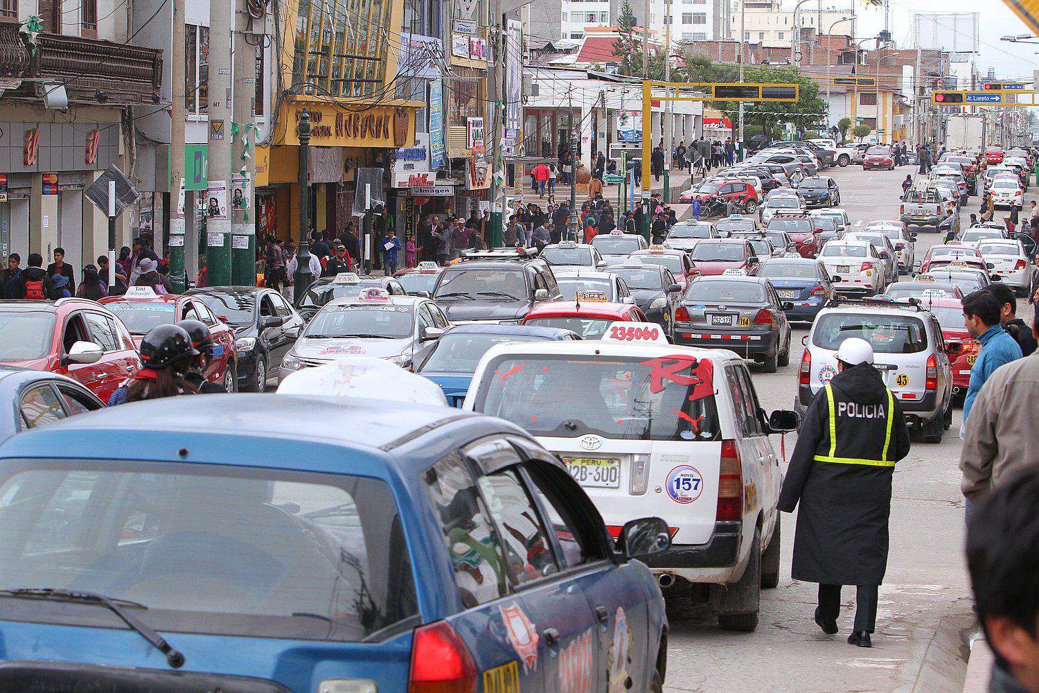 16 mil 473 vehículos generan caos en transporte público