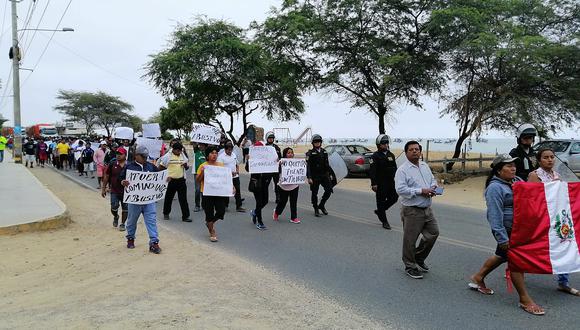 Pescadores de boliche marchan rumbo a la subprefectura de Zorritos 