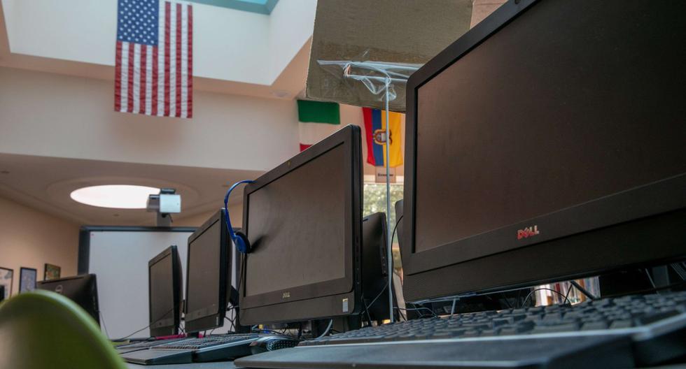 Imagen referencial. Las computadoras de escritorio están inactivas en el centro de medios de la Escuela Primaria Newfield el 31 de agosto de 2020 en Stamford, Connecticut. (John Moore/Getty Images/AFP).
