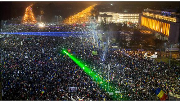 Rumania se harta de políticos corruptos y medio millón de personas toman las calles (VIDEO)