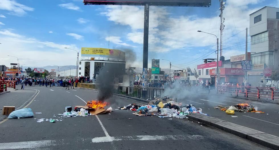 Diversos puntos de Arequipa permanecen bloqueados por protestas