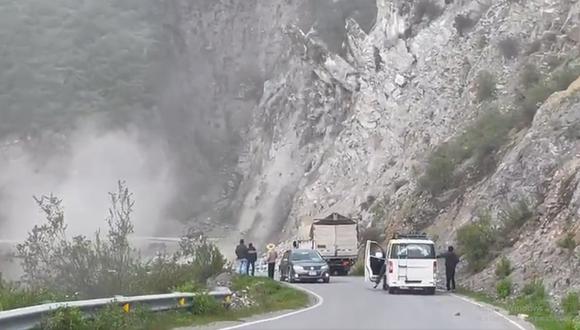 Graban momento en que cerro se desprende y bloquea carretera. Foto: COEN-Indeci/Twitter