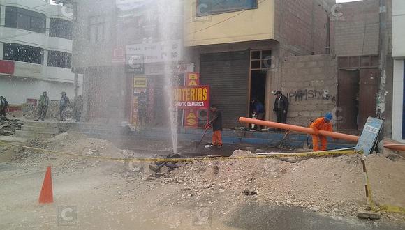Rotura de tubería de agua inunda transitada avenida de Tacna