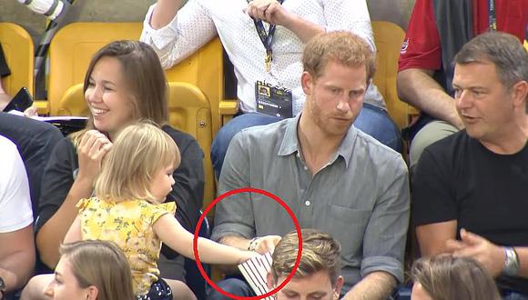Así reaccionó el príncipe Harry cuando una niña le "robó" su pop corn (VIDEO)