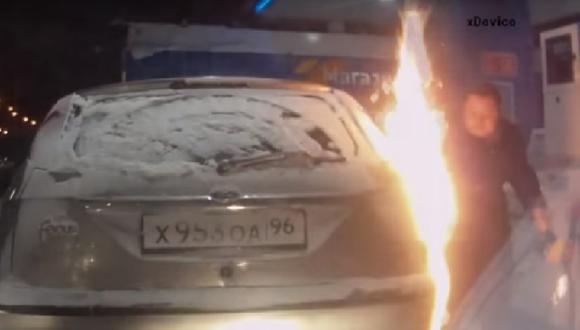 ​YouTube: auto prendió en llamas mientras llenaba gasolina