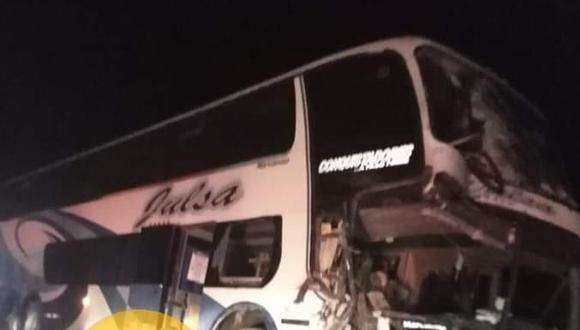 Un ómnibus de la empresa Julsa chocó por alcance contra un camión la noche de ayer. Tres son las víctimas fatales del suceso. (Foto: Frasecorta)