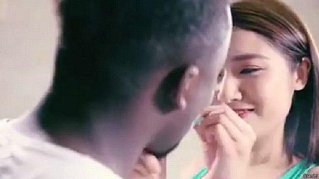 China: Empresa pide disculpas por una publicidad racista (VIDEO)