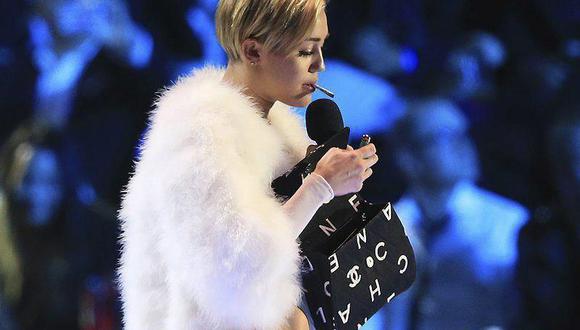 Investigarán a Miley Cyrus por fumar marihuana en los EMA's de MTV