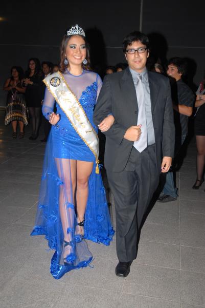 Coronan a reina del Club Leo de Trujillo