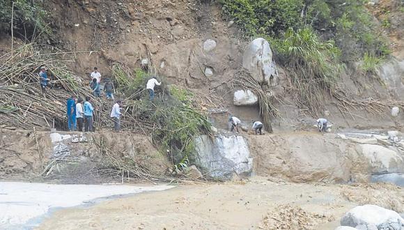 Habitantes de la sierra en la subcuenca del río Loco, en  la región Áncash, exigen ayuda e informan que están incomunicados por destrucción de carretera debido a huaicos y lluvias.