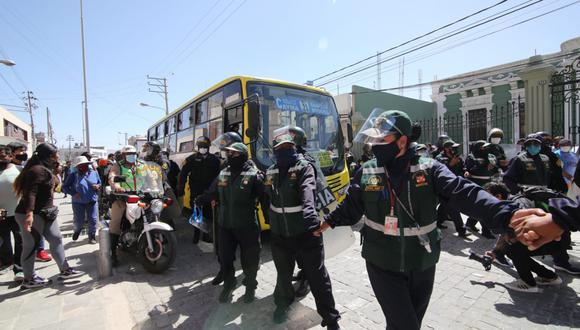 Inspectores de transporte tuvieron que resguardar vehículos para que comerciantes no ataquen| Leonardo Cuito