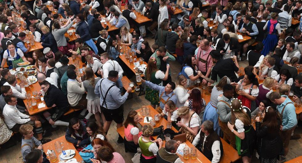 La gente bebe cerveza en una carpa del festival del festival de la cerveza Oktoberfest en Munich, sur de Alemania, el pasado 3 de octubre de 2019.(Photo by Christof STACHE / AFP)