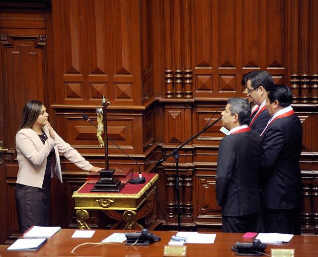 Karina Beteta: Parlamentarios de diversas bancadas protestaron por juramentación de congresista